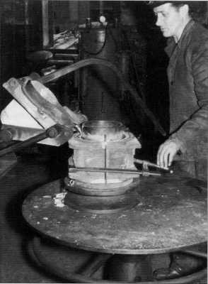 1955_Hans Steinfurth beim Stangenlager-Ausgießen_Rolf (755x1024)